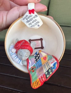 Vintage Enesco Ornament Maus im Bett Lieber Weihnachtsmann Quilt 1987 GUC Teetasse - Bild 1 von 11