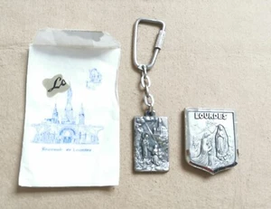 Vintage set calamita per auto e portachiavi Madonna di Lourdes con bustina 1970 - Imagen 1 de 10