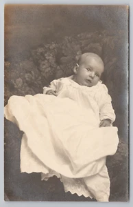 Tarjeta postal RPPC bebé en vestido de bautizo blanco c1918 - Imagen 1 de 2