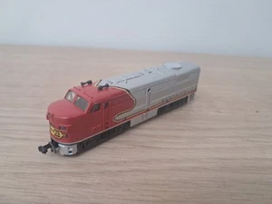 Mehano N Gauge Santa Fe Diesel Locomotive Bo-Bo Runs Silver And Red - Picture 1 of 6