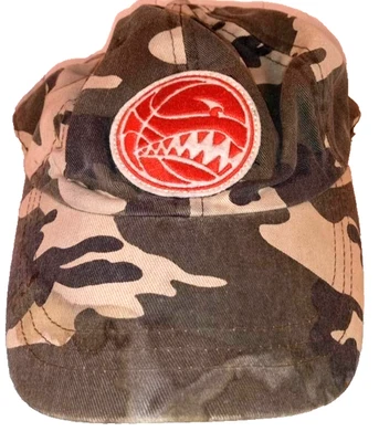 Parche de baloncesto bordado camuflaje con correa trasera gorra para niños Place Athletics Dept Foto 1 de 4