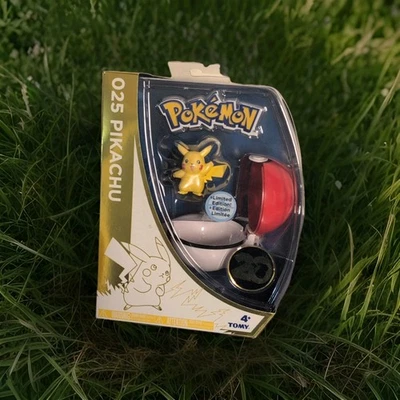 Фигурка Tomy Pokemon 20th Anniversary Pikachu ограниченный выпуск с мячом Poke - Изображение 1 из 4