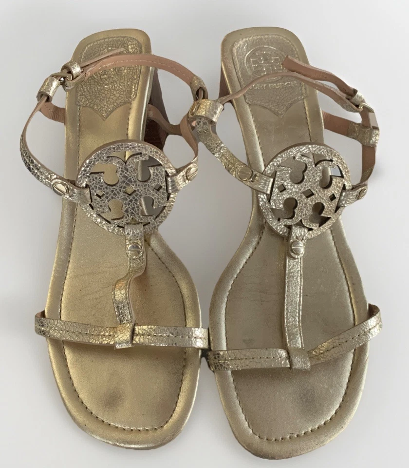 Sandalias Tory Burch Miller de cuña con correa en T metálicas de cuero dorado 9M Foto 1 de 4