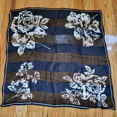 Bufanda Vintage Floral Blanco y Negro 100% Seda por Jones Nueva York Hecha en Corea Foto 1 de 4