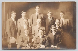 Cartolina RPPC ID "Buon Looking Bunch" giovane gentiluomo in abiti formali cravatta studio - Foto 1 di 6