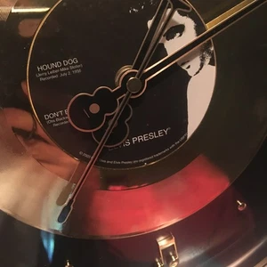 Vintage Elvis Presley Gold Schallplattenuhr, spielt nicht grausam & Hound Hund funktioniert, LESEN - Bild 1 von 12