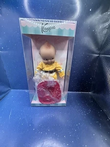 Kewpie Feuerwehrpuppe 8 Zoll Feuerwehrmann neu im Karton Helm Stiefel Ersthelfer - Bild 1 von 15