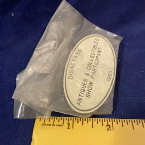 Walt Disney "Disneyana" 1995 ANTIGUO ESPECTÁCULO INSIGNIAS DE NOMBRE... sin usar... en plástico - Imagen 1 de 6