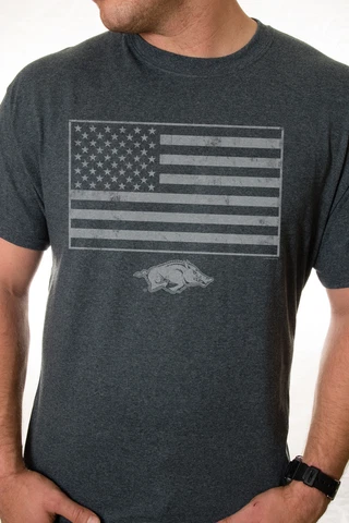 ARKANSAS RAZORBACKS AMERICAN USA FLAG RUNNING HOG T-SHIRT Officially Licensed Cover