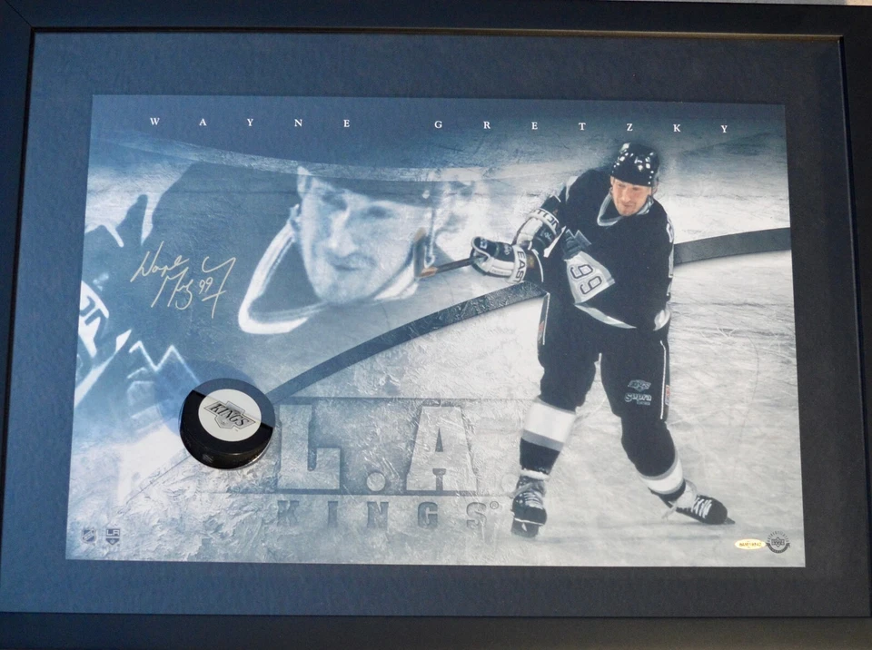 AUTO UDA WAYNE GRETZKY LOS ANGELES KINGS SLAPSHOT BREAKING THROUGH - Image 1 of 1