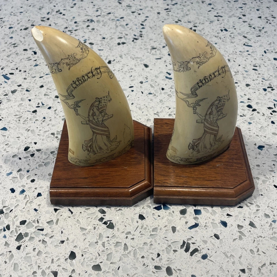 PMS Artek Scrimshaw Resina Diente de Ballena Libertad/Encarados Par Sujetalibros Foto 1 de 4