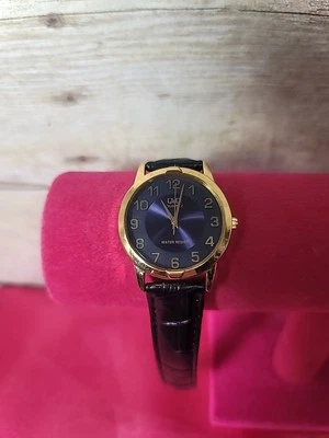 Reloj Q&Q By Citizen esfera azul redondo tono dorado correa de cuero sintético negro  Foto 1 de 4