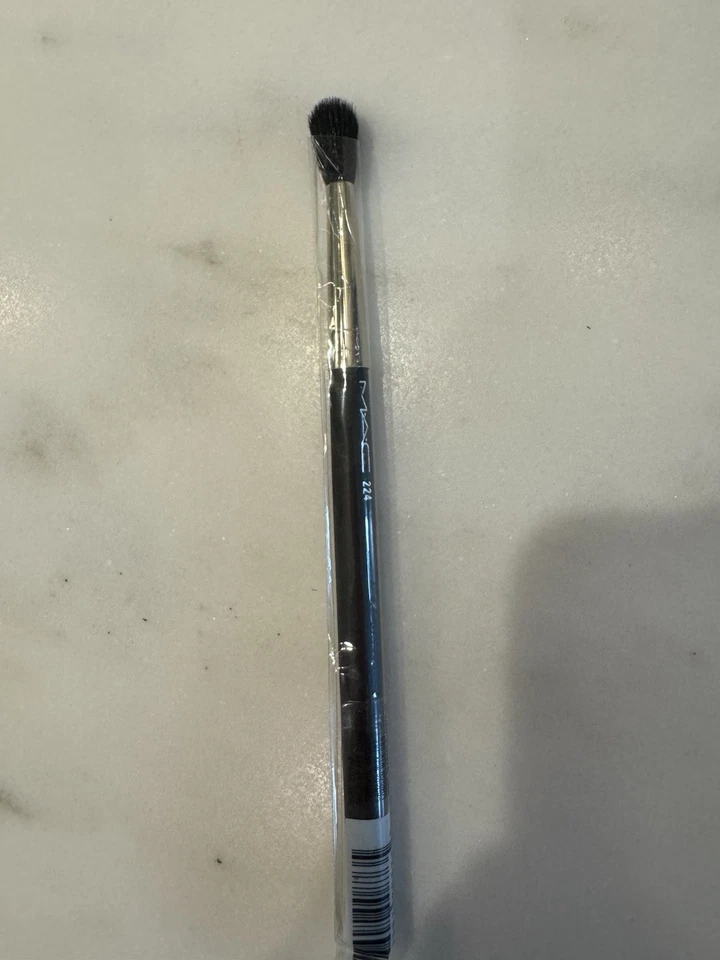 MAC 242 Blending EYE BRUSH - NEW - Image 1 of 2
