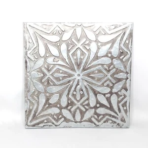 NEU Floral geprägt Distressed Metall Quadrat Fliese Wandbehang Silber Grau 10" - Bild 1 von 2