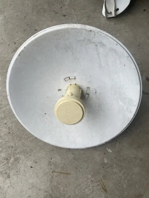 Ubiquiti PowerBeam M5 PBE-M5-300 5GHz 22dBi 802.11a/b/g/n With POE - Image 1 of 2