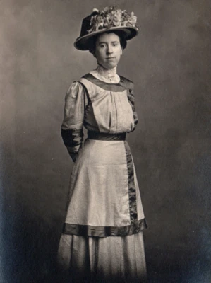 RPPC Bonita Niña Dama Moda Sombrero Vestido Estudio Foto Real Postal Foto 1 de 3