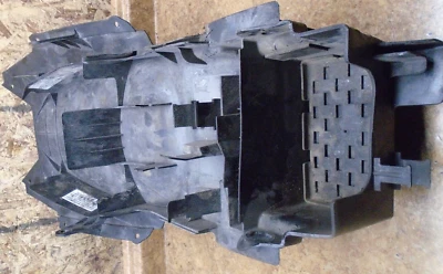 Suzuki SV1000 SV1000SK3 SV 1000 SK3 2003 debajo del panel del guardabarros soporte de batería protector Foto 1 de 3