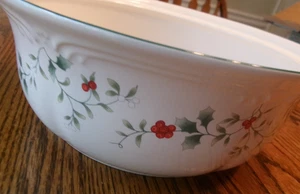Pfaltzgraff Winterberry 2 Qt Round Casserole Dish No Lid USA - Picture 1 of 4