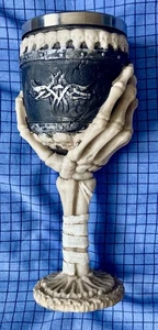 Skelett Hand & Totenköpfe Kelch Kelch Gothic Wein Harz & Edelstahl Tasse - Bild 1 von 2