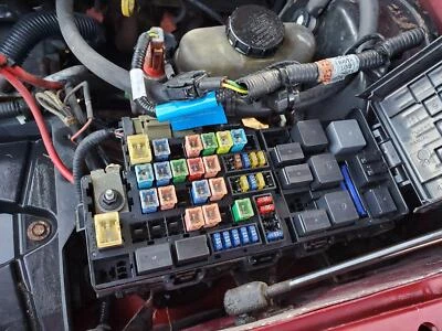 Caja de fusibles del motor Ford Explorer 2002-2010 (bahía del motor) Foto 1 de 4