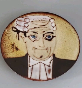Peluca facial de gres Chelsea Pottery juez abogado abogado plato caprichoso  - Imagen 1 de 6