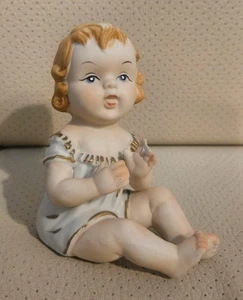 Figura bebé piano porcelana bisque vintage sentado en posición vertical - Imagen 1 de 8