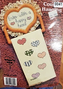 Vintage What's New Gezählt Kreuzstich Wandbehang Kit Fabrikversiegelt NEU - Bild 1 von 5