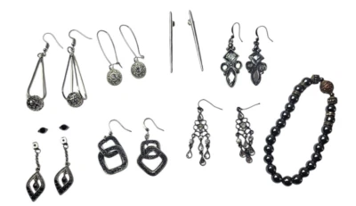 Lote de brincos pendurados de bijuterias com strass prata cinza tons pretos - Imagem 1 de 4