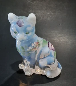 VINTAGE FENTON ART GLASS CAT, HAND-PAINTED & MADE OF OPALESCENT GLASS - Picture 1 of 7