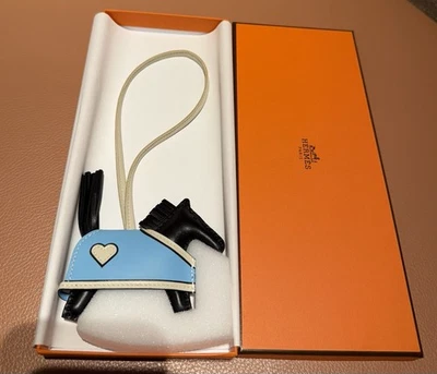 Nuevo Hermes Rodeo Robeo Coeur PM Charm negro negro negro / Craie / azul Foto 1 de 2