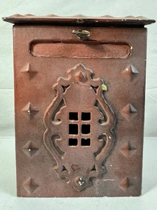 Buzón de Acero Antiguo Metal Decorativo Montaje en Pared Hierro Fundido Mission De Colección - Imagen 1 de 7