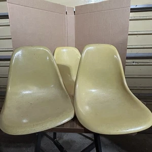 3 Vintage gelbe Herman Miller Eames Fiberglas Beistellschalenstuhl (kleines Loch)  - Bild 1 von 22