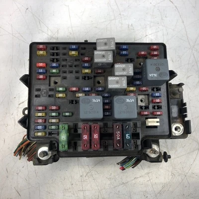 15328806-05  00-02 Silverado Sierra 2500 HD 8.1 fuse box Relay Junction assembly - Image 1 of 4