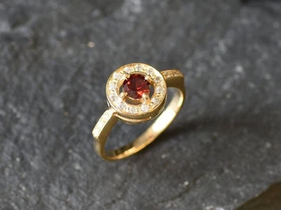 Anillo de compromiso de diamantes y granate natural corte redondo de 0,68 quilates de oro amarillo de 14 quilates talla 8 Foto 1 de 4