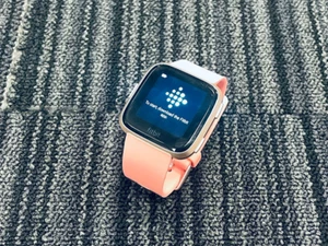 Fitbit Versa Peach/Rose Gold Heart Rate Fitness Activity Tracker Watch FB505 ... - Picture 1 of 3
