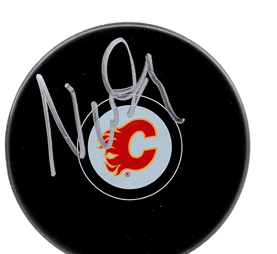 NAZEM KADRI CALGARY FLAMES FIRMADO AUTOGRAFIADO LOGOTIPO DISCO CON CERTIFICADO DE AUTENTICIDAD Foto 1 de 1