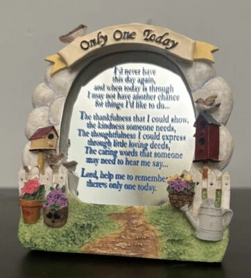 Estatuilla de estante grabada vintage con espejo básico de cabaña “solo uno hoy” Foto 1 de 4