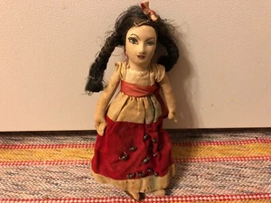 Vintage antike Stoffgesicht Souvenir Puppe mit schwarzen Zöpfen Volkskunst Holz - Bild 1 von 6
