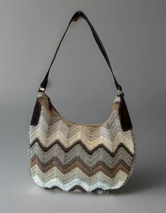 BROWN & TAN CHEVRON WOVEN SHOULDER BAG WITH SUEDE STRAP AND TRIM - Bild 1 von 8