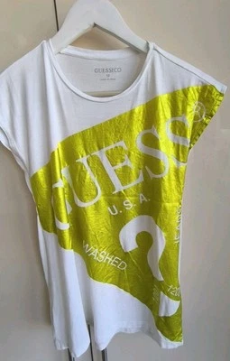 Preciosa camiseta vintage para mujer de Guess, talla S  Foto 1 de 4