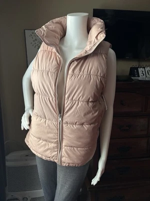 Women's Medium White Old Navy Puffer Vest  New With Tag. - Image 1 of 4