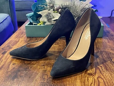 (D) Tacones Charles By Charles David™ Azul Marino Gamuza - Talla 6.5 VENTA AL POR MENOR $99.00 Foto 1 de 4