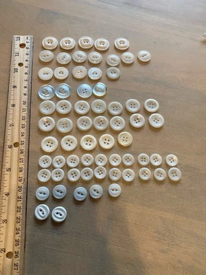 Lote de 60+ botones geométricos grabados redondos vintage de plástico blanco/marfil Foto 1 de 4