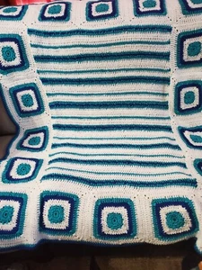 Neu! Handgefertigte Häkeldecke Überwurf Afghan - weiß, royalblau, türkis - Bild 1 von 4