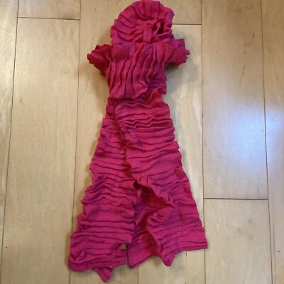 HOT PINK RUFFLES Coldwater Creek Hot Pink Long Ruffled Scarf — 第 1/4 张图片