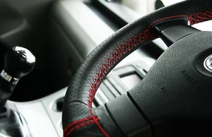 Für Audi A3 MK1 96-03 schwarz gelocht Echtleder Lenkradabdeckung rot - Bild 1 von 7