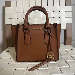 Cartera pequeña de cuero Michael Kors KRIS NUEVA CON ETIQUETAS precio de venta sugerido por el fabricante 268 USD auténtica - Imagen 1 de 11