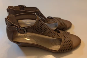 Aerosoles Sapphire Sandalen niedriger Keilabsatz perforiertes Leder offene Zehenpartie 10 braun - Bild 1 von 8