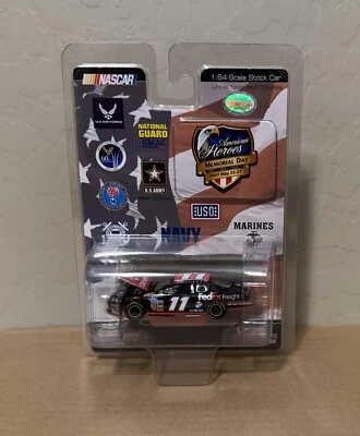 Carro 2007 Denny Hamlin Marines American Heroes Patriotic Memorial Day 1:64 HO - Imagem 1 de 2