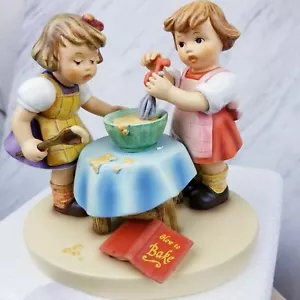 HUMMEL MÄDCHEN, TORTENBACKEN, 2016 Erstausgabe. Originalkarton und Zertifikat - Bild 1 von 9